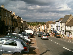 Main_Street_in_BurfordOxfordshire,_UK